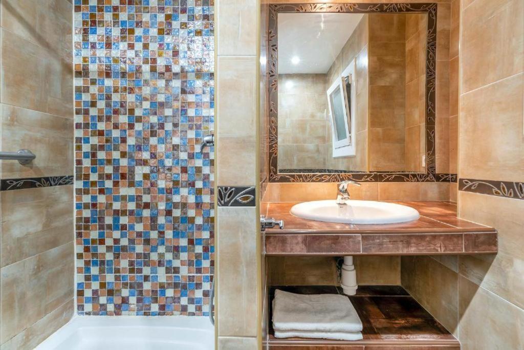 Apartamentos Denis Castelldefels Kültér fotó