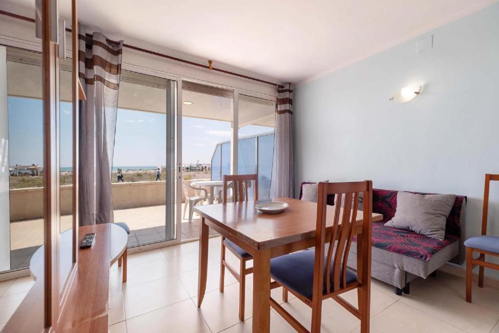 Apartamentos Denis Castelldefels Kültér fotó
