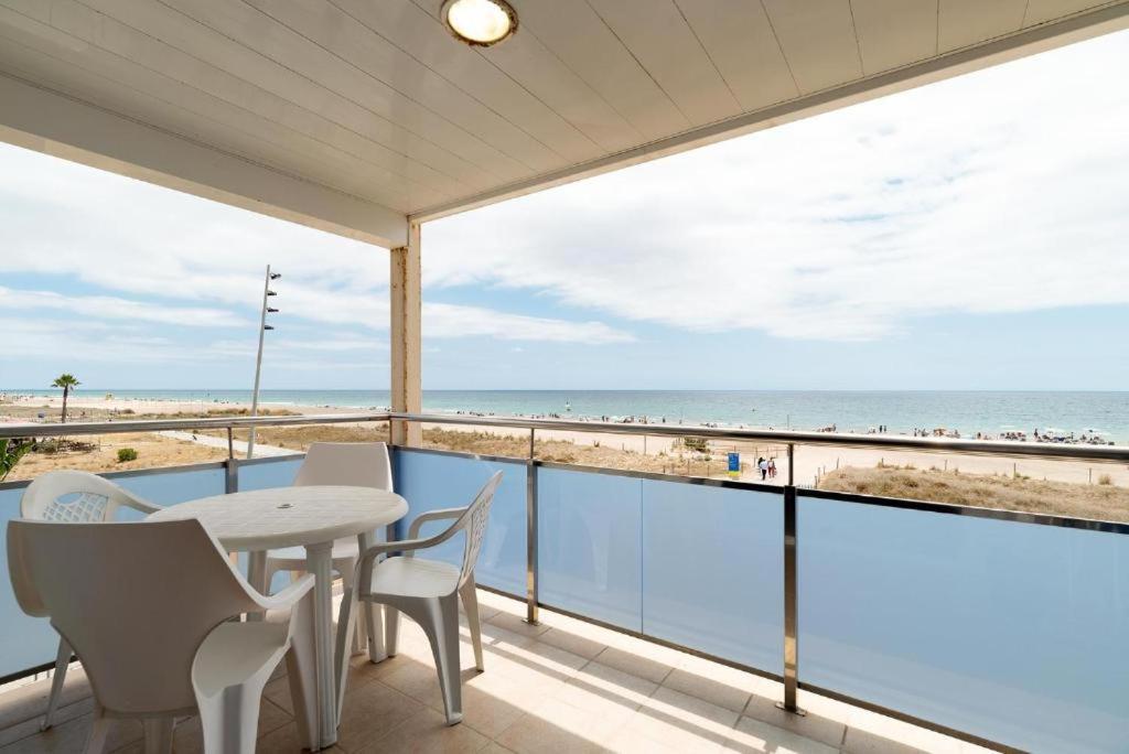 Apartamentos Denis Castelldefels Kültér fotó