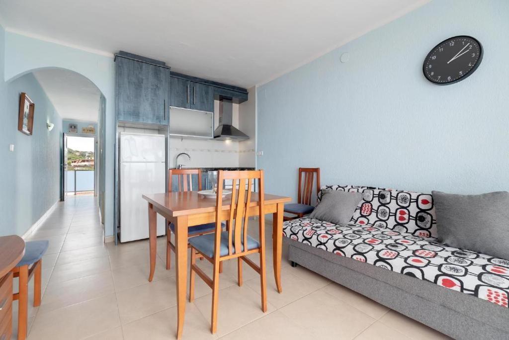 Apartamentos Denis Castelldefels Kültér fotó